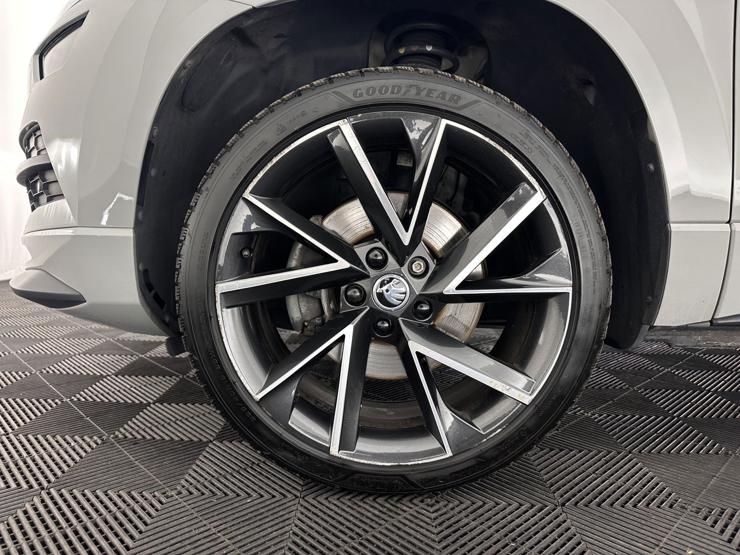 Škoda Karoq 1.5 TSI ACT Sportline Business (INCL-BTW) Aut. *PANO | DIGI-COCKPIT | FULL-LED | ADAPTIVE-CRUISE | CANTON-AUDIO | BLINDSPOT | HEATED-SPORTSEATS | CAMERA | AMBIENTLIGHT | NAVI-FULLMAP | KEYLESS | DAB+ | TOWBAR | PRIVACYGLAS