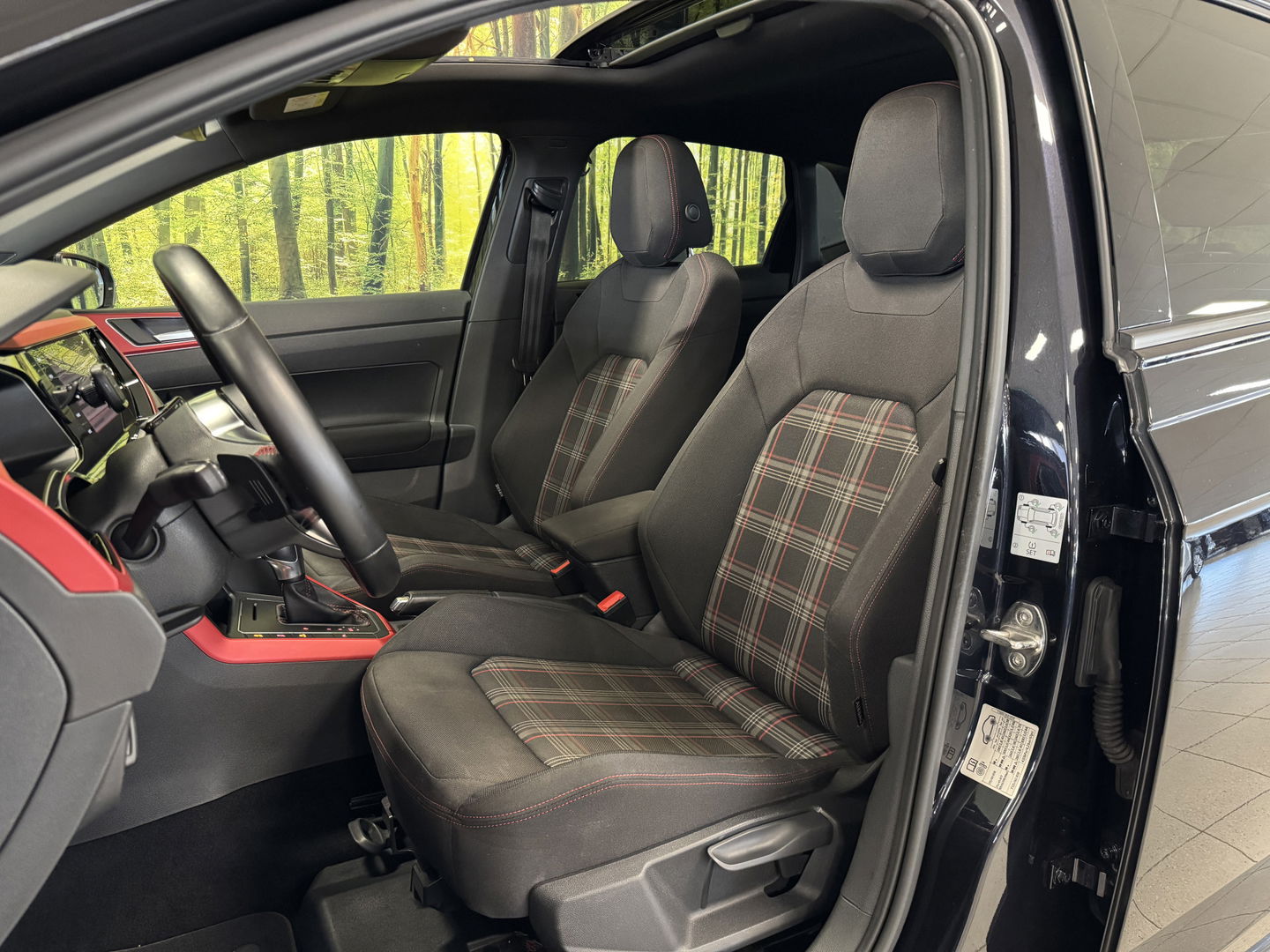 Volkswagen Polo 2.0 TSI GTI | Panoramadak | Beats Audio | Rijmodus Regeling | Stoelverwarming | Camera | Adaptieve Cruise Control | LED | Climate Control | Parkeersensoren |