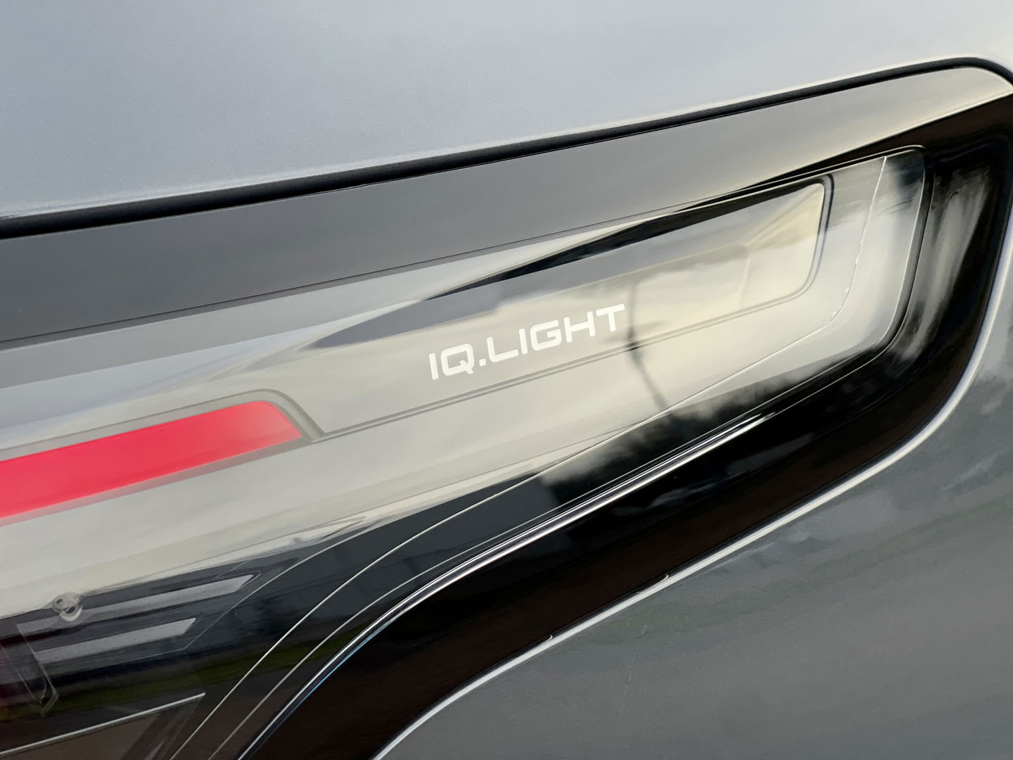 Volkswagen Tiguan 1.5 eHybrid R-Line Edition | Black Style | Panoramadak | Elektrische Trekhaak | 20" Lichtmetaal | Head-Up Display | Massage Stoelen | Dodehoeksensor | Lane Assist | Sportstoelen |