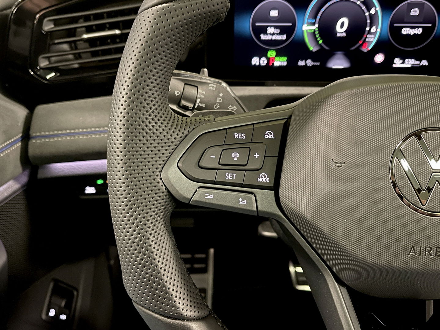 Volkswagen Tiguan 1.5 eHybrid R-Line Edition | Black Style | Panoramadak | Elektrische Trekhaak | 20" Lichtmetaal | Head-Up Display | Massage Stoelen | Dodehoeksensor | Lane Assist | Sportstoelen |