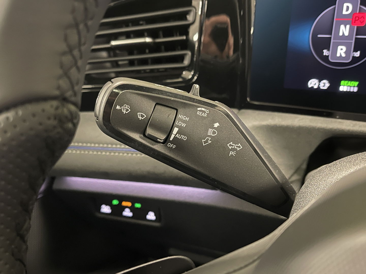 Volkswagen Tiguan 1.5 eHybrid R-Line Edition | Black Style | Panoramadak | Elektrische Trekhaak | 20" Lichtmetaal | Head-Up Display | Massage Stoelen | Dodehoeksensor | Lane Assist | Sportstoelen |