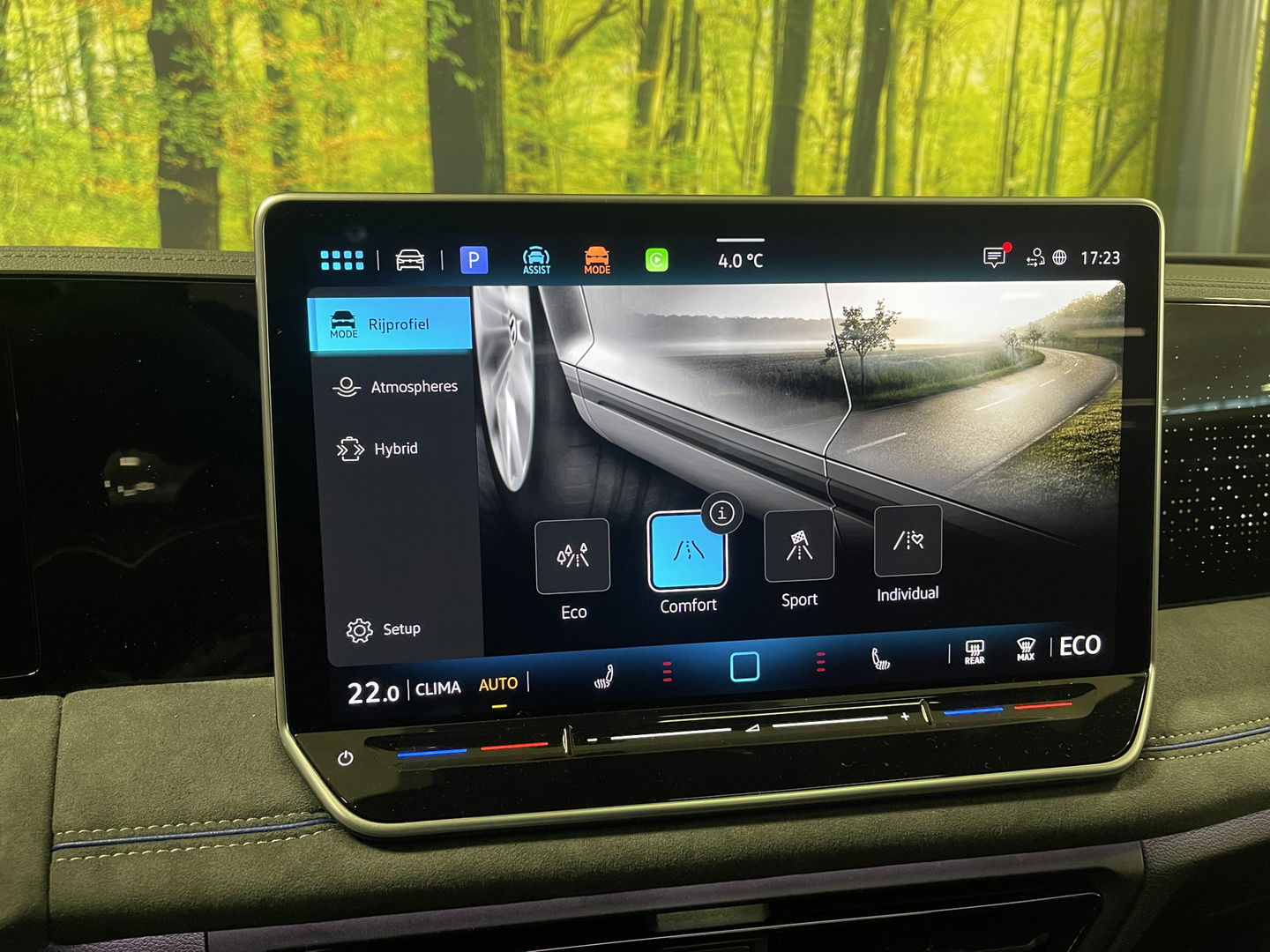 Volkswagen Tiguan 1.5 eHybrid R-Line Edition | Black Style | Panoramadak | Elektrische Trekhaak | 20" Lichtmetaal | Head-Up Display | Massage Stoelen | Dodehoeksensor | Lane Assist | Sportstoelen |