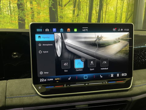 Volkswagen Tiguan 1.5 eHybrid R-Line Edition | Black Style | Panoramadak | Elektrische Trekhaak | 20" Lichtmetaal | Head-Up Display | Massage Stoelen | Dodehoeksensor | Lane Assist | Sportstoelen |