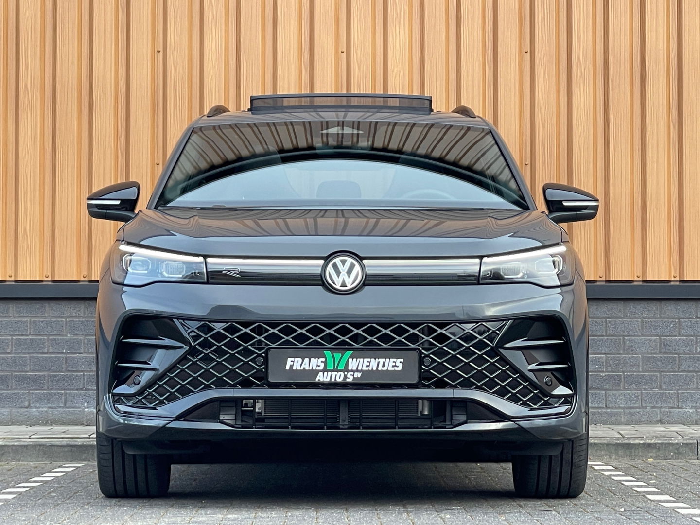 Volkswagen Tiguan 1.5 eHybrid R-Line Edition | Black Style | Panoramadak | Elektrische Trekhaak | 20" Lichtmetaal | Head-Up Display | Massage Stoelen | Dodehoeksensor | Lane Assist | Sportstoelen |