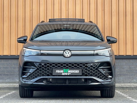 Volkswagen Tiguan 1.5 eHybrid R-Line Edition | Black Style | Panoramadak | Elektrische Trekhaak | 20" Lichtmetaal | Head-Up Display | Massage Stoelen | Dodehoeksensor | Lane Assist | Sportstoelen |