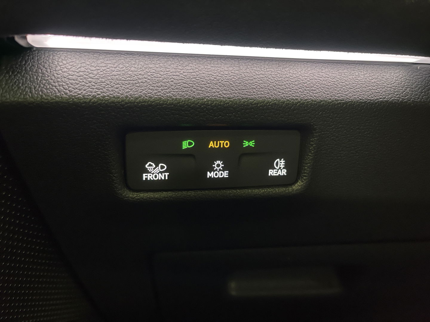 Volkswagen Tiguan 1.5 eHybrid R-Line Edition | Black Style | Panoramadak | Elektrische Trekhaak | 20" Lichtmetaal | Head-Up Display | Massage Stoelen | Dodehoeksensor | Lane Assist | Sportstoelen |