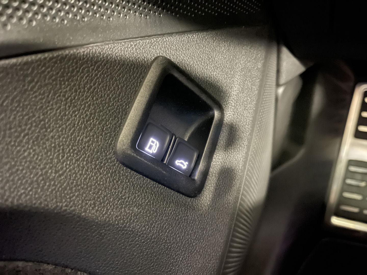 Volkswagen Tiguan 1.5 eHybrid R-Line Edition | Black Style | Panoramadak | Elektrische Trekhaak | 20" Lichtmetaal | Head-Up Display | Massage Stoelen | Dodehoeksensor | Lane Assist | Sportstoelen |