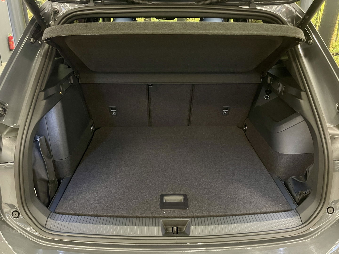 Volkswagen Tiguan 1.5 eHybrid R-Line Edition | Black Style | Panoramadak | Elektrische Trekhaak | 20" Lichtmetaal | Head-Up Display | Massage Stoelen | Dodehoeksensor | Lane Assist | Sportstoelen |