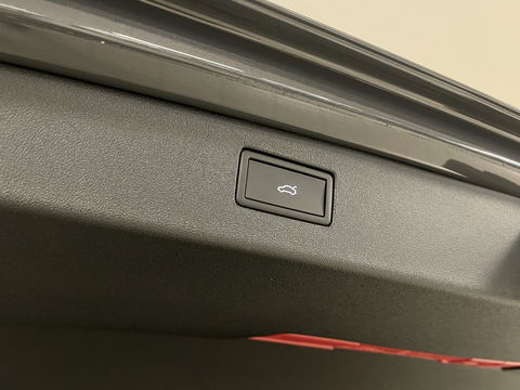 Volkswagen Tiguan 1.5 eHybrid R-Line Edition | Black Style | Panoramadak | Elektrische Trekhaak | 20" Lichtmetaal | Head-Up Display | Massage Stoelen | Dodehoeksensor | Lane Assist | Sportstoelen |