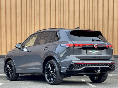 Volkswagen Tiguan 1.5 eHybrid R-Line Edition | Black Style | Panoramadak | Elektrische Trekhaak | 20" Lichtmetaal | Head-Up Display | Massage Stoelen | Dodehoeksensor | Lane Assist | Sportstoelen |