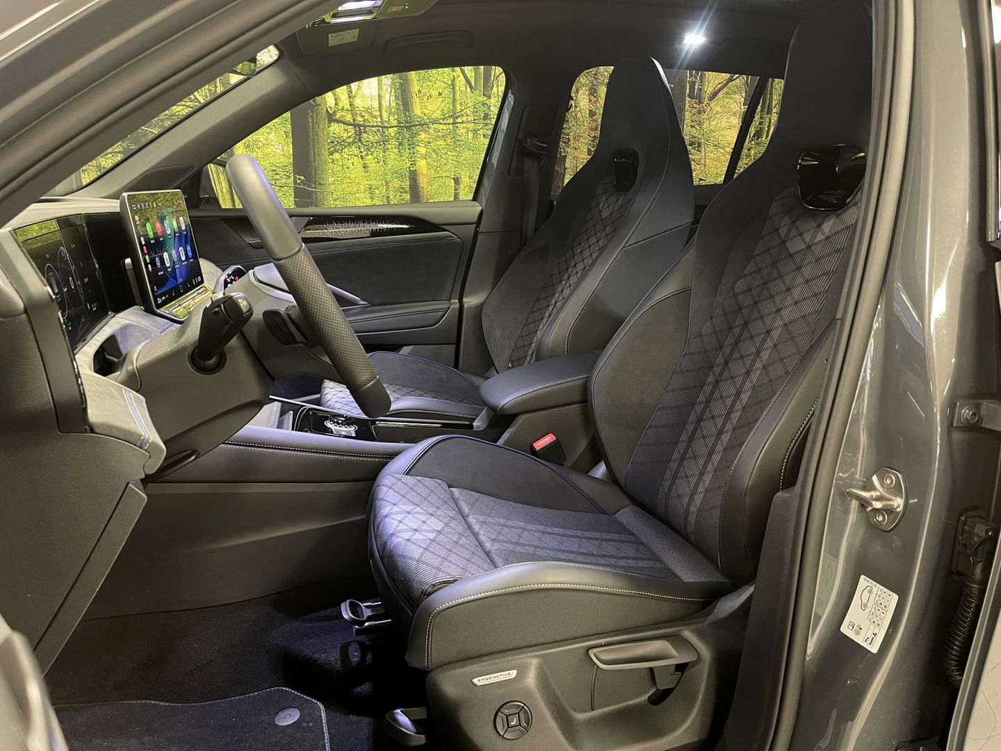 Volkswagen Tiguan 1.5 eHybrid R-Line Edition | Black Style | Panoramadak | Elektrische Trekhaak | 20" Lichtmetaal | Head-Up Display | Massage Stoelen | Dodehoeksensor | Lane Assist | Sportstoelen |