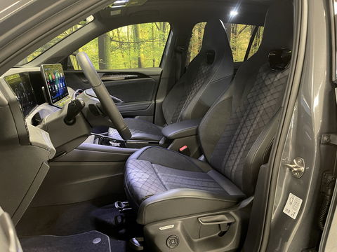 Volkswagen Tiguan 1.5 eHybrid R-Line Edition | Black Style | Panoramadak | Elektrische Trekhaak | 20" Lichtmetaal | Head-Up Display | Massage Stoelen | Dodehoeksensor | Lane Assist | Sportstoelen |