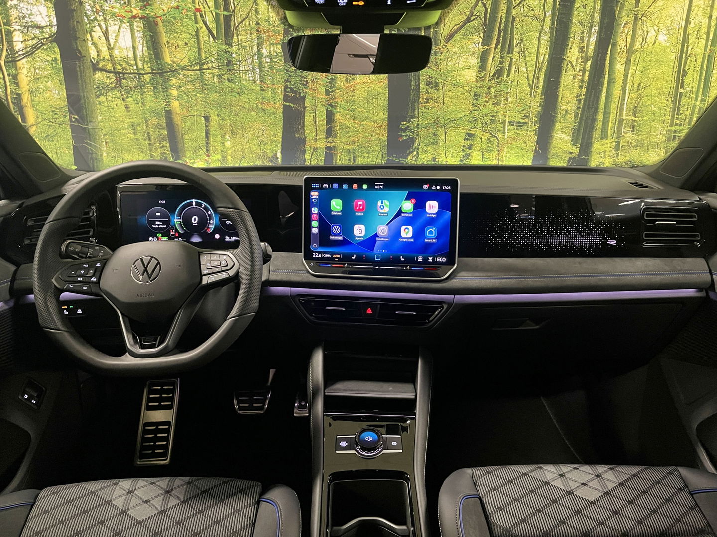 Volkswagen Tiguan 1.5 eHybrid R-Line Edition | Black Style | Panoramadak | Elektrische Trekhaak | 20" Lichtmetaal | Head-Up Display | Massage Stoelen | Dodehoeksensor | Lane Assist | Sportstoelen |