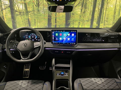 Volkswagen Tiguan 1.5 eHybrid R-Line Edition | Black Style | Panoramadak | Elektrische Trekhaak | 20" Lichtmetaal | Head-Up Display | Massage Stoelen | Dodehoeksensor | Lane Assist | Sportstoelen |