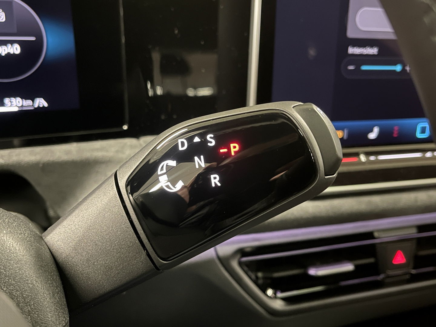 Volkswagen Tiguan 1.5 eHybrid R-Line Edition | Black Style | Panoramadak | Elektrische Trekhaak | 20" Lichtmetaal | Head-Up Display | Massage Stoelen | Dodehoeksensor | Lane Assist | Sportstoelen |