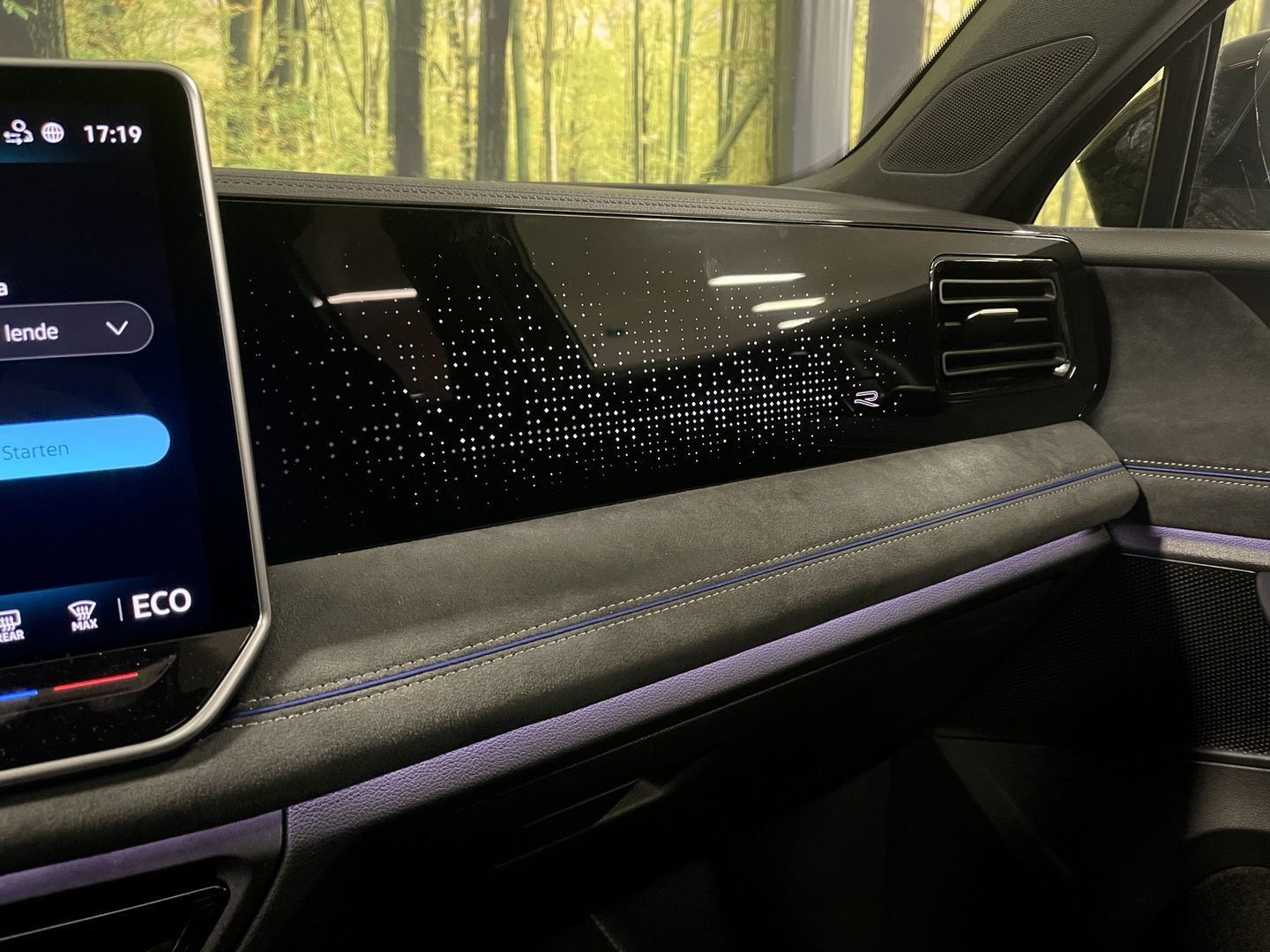 Volkswagen Tiguan 1.5 eHybrid R-Line Edition | Black Style | Panoramadak | Elektrische Trekhaak | 20" Lichtmetaal | Head-Up Display | Massage Stoelen | Dodehoeksensor | Lane Assist | Sportstoelen |