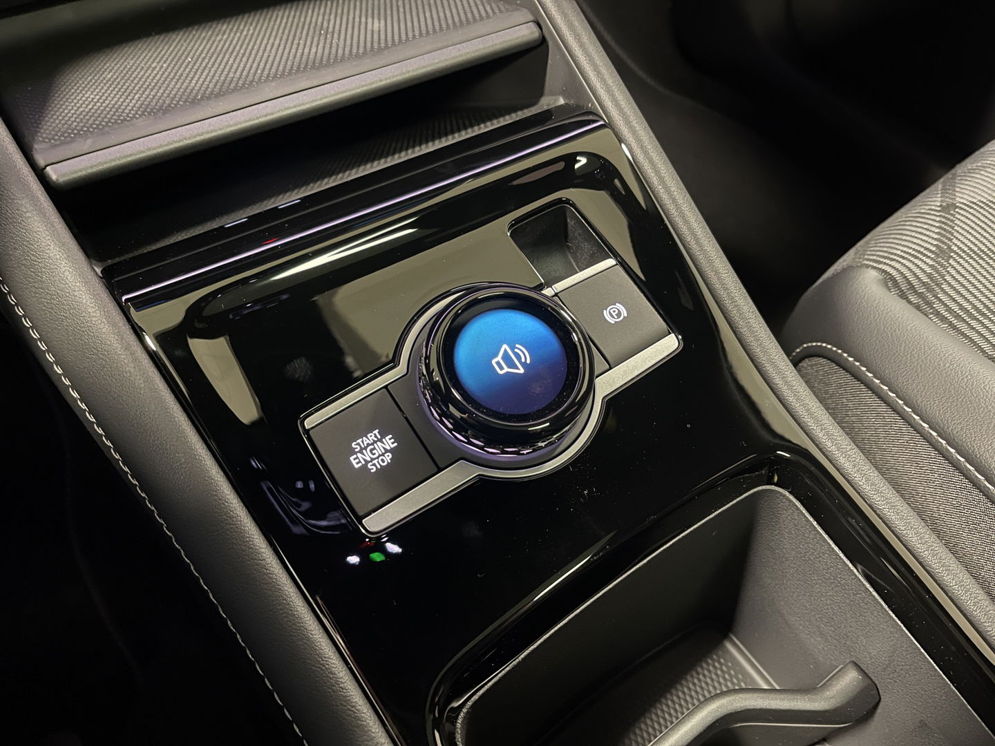 Volkswagen Tiguan 1.5 eHybrid R-Line Edition | Black Style | Panoramadak | Elektrische Trekhaak | 20" Lichtmetaal | Head-Up Display | Massage Stoelen | Dodehoeksensor | Lane Assist | Sportstoelen |