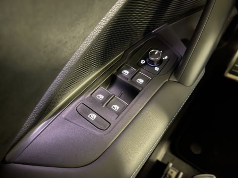 Volkswagen Tiguan 1.5 eHybrid R-Line Edition | Black Style | Panoramadak | Elektrische Trekhaak | 20" Lichtmetaal | Head-Up Display | Massage Stoelen | Dodehoeksensor | Lane Assist | Sportstoelen |