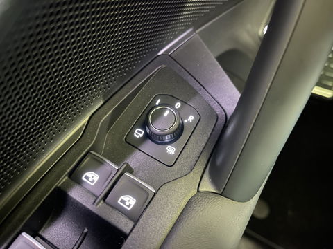 Volkswagen Tiguan 1.5 eHybrid R-Line Edition | Black Style | Panoramadak | Elektrische Trekhaak | 20" Lichtmetaal | Head-Up Display | Massage Stoelen | Dodehoeksensor | Lane Assist | Sportstoelen |