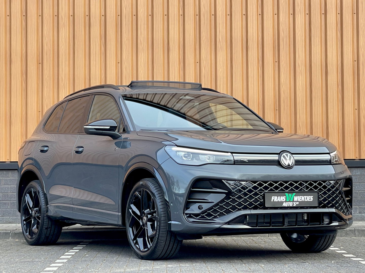 Volkswagen Tiguan 1.5 eHybrid R-Line Edition | Black Style | Panoramadak | Elektrische Trekhaak | 20" Lichtmetaal | Head-Up Display | Massage Stoelen | Dodehoeksensor | Lane Assist | Sportstoelen |