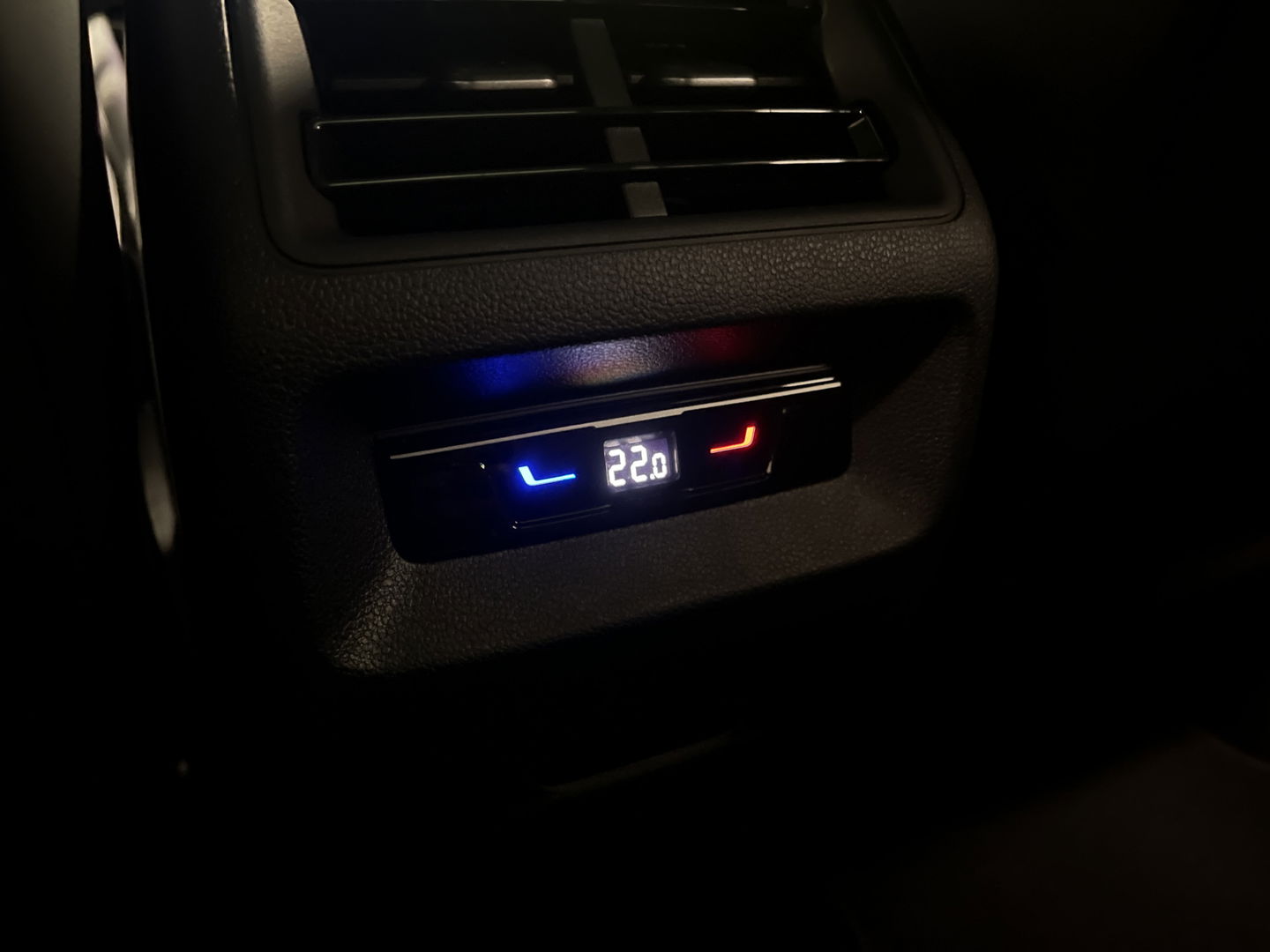 Volkswagen Tiguan 1.5 eHybrid R-Line Edition | Black Style | Panoramadak | Elektrische Trekhaak | 20" Lichtmetaal | Head-Up Display | Massage Stoelen | Dodehoeksensor | Lane Assist | Sportstoelen |