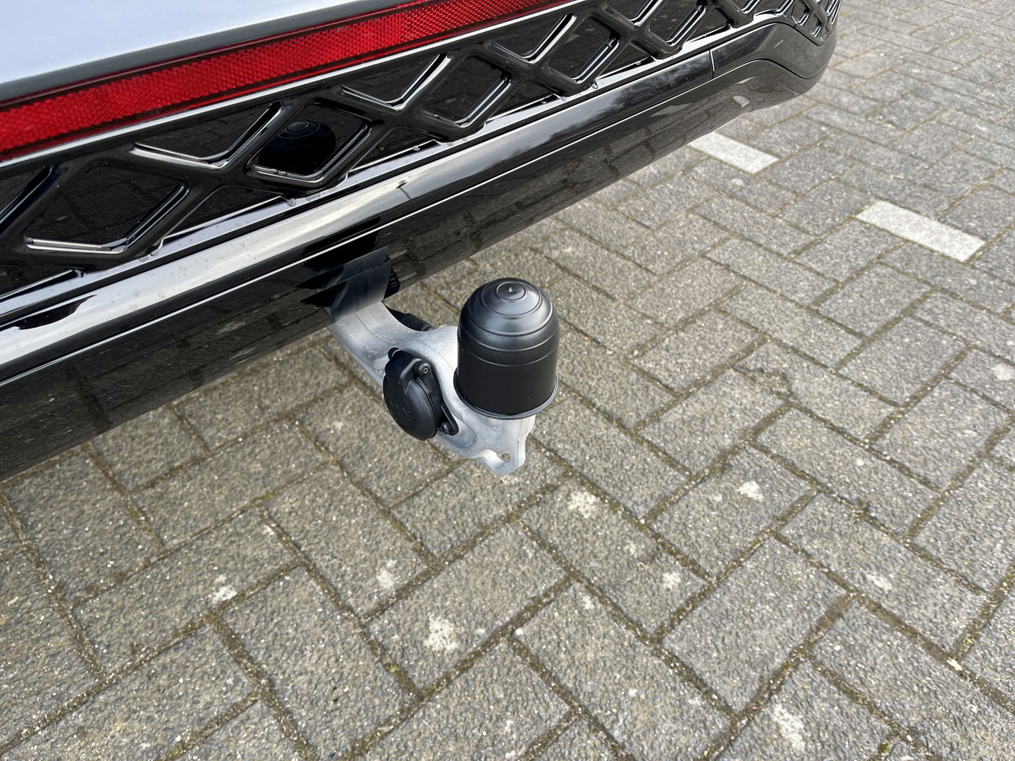 Volkswagen Tiguan 1.5 eHybrid R-Line Edition | Black Style | Panoramadak | Elektrische Trekhaak | 20" Lichtmetaal | Head-Up Display | Massage Stoelen | Dodehoeksensor | Lane Assist | Sportstoelen |