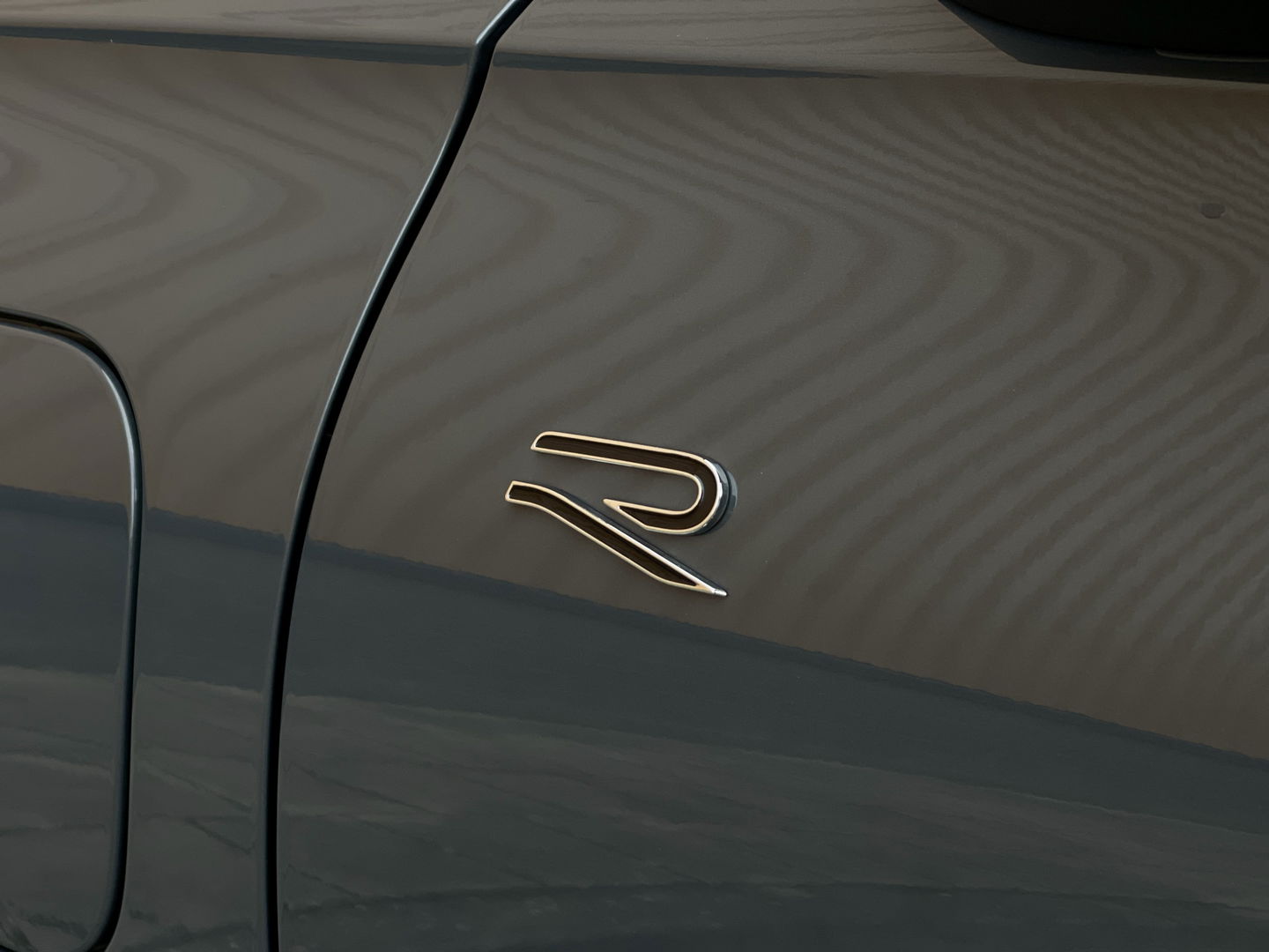 Volkswagen Tiguan 1.5 eHybrid R-Line Edition | Black Style | Panoramadak | Elektrische Trekhaak | 20" Lichtmetaal | Head-Up Display | Massage Stoelen | Dodehoeksensor | Lane Assist | Sportstoelen |