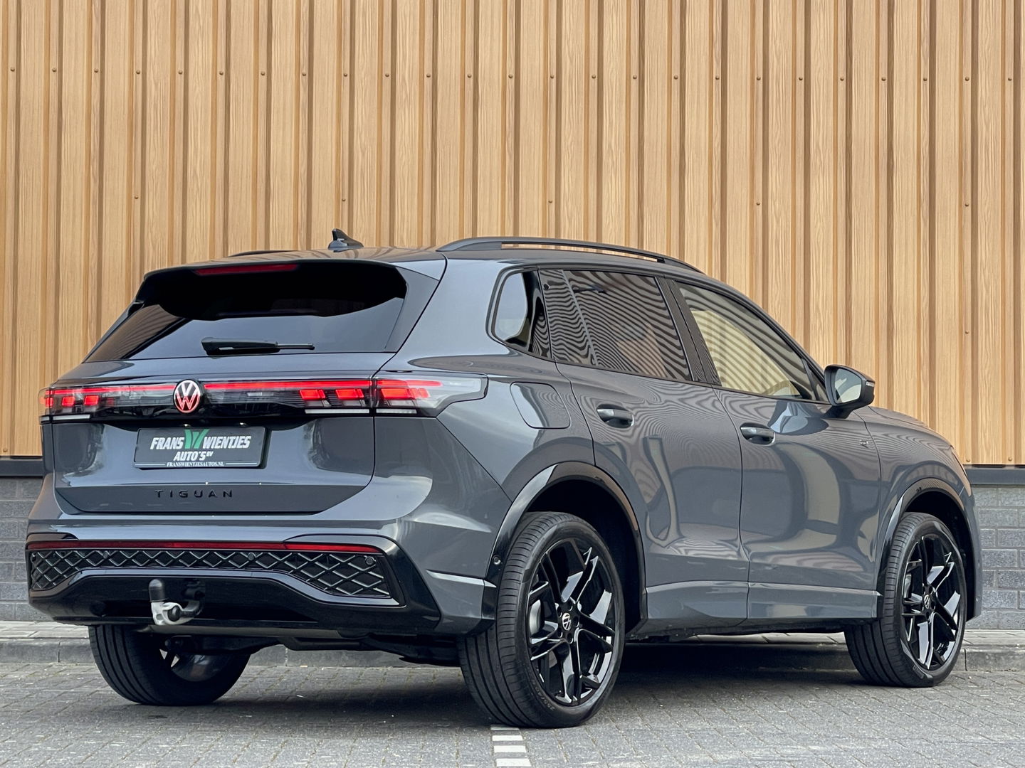 Volkswagen Tiguan 1.5 eHybrid R-Line Edition | Black Style | Panoramadak | Elektrische Trekhaak | 20" Lichtmetaal | Head-Up Display | Massage Stoelen | Dodehoeksensor | Lane Assist | Sportstoelen |