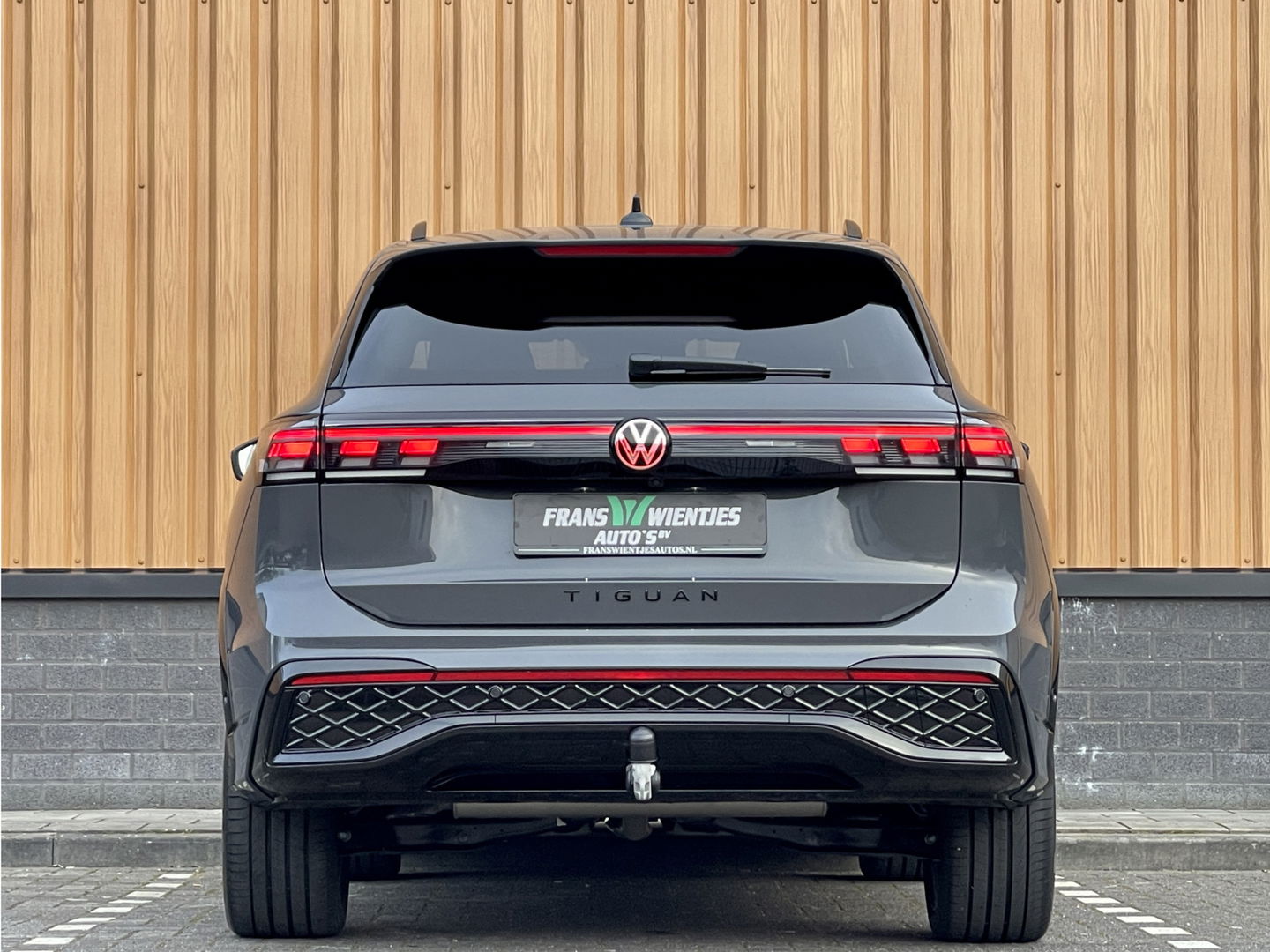 Volkswagen Tiguan 1.5 eHybrid R-Line Edition | Black Style | Panoramadak | Elektrische Trekhaak | 20" Lichtmetaal | Head-Up Display | Massage Stoelen | Dodehoeksensor | Lane Assist | Sportstoelen |
