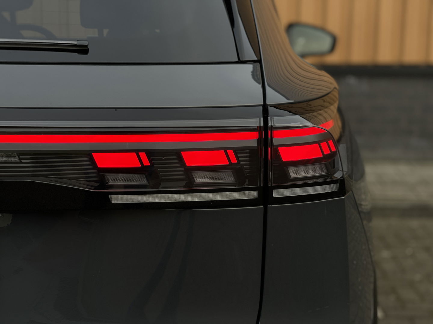 Volkswagen Tiguan 1.5 eHybrid R-Line Edition | Black Style | Panoramadak | Elektrische Trekhaak | 20" Lichtmetaal | Head-Up Display | Massage Stoelen | Dodehoeksensor | Lane Assist | Sportstoelen |