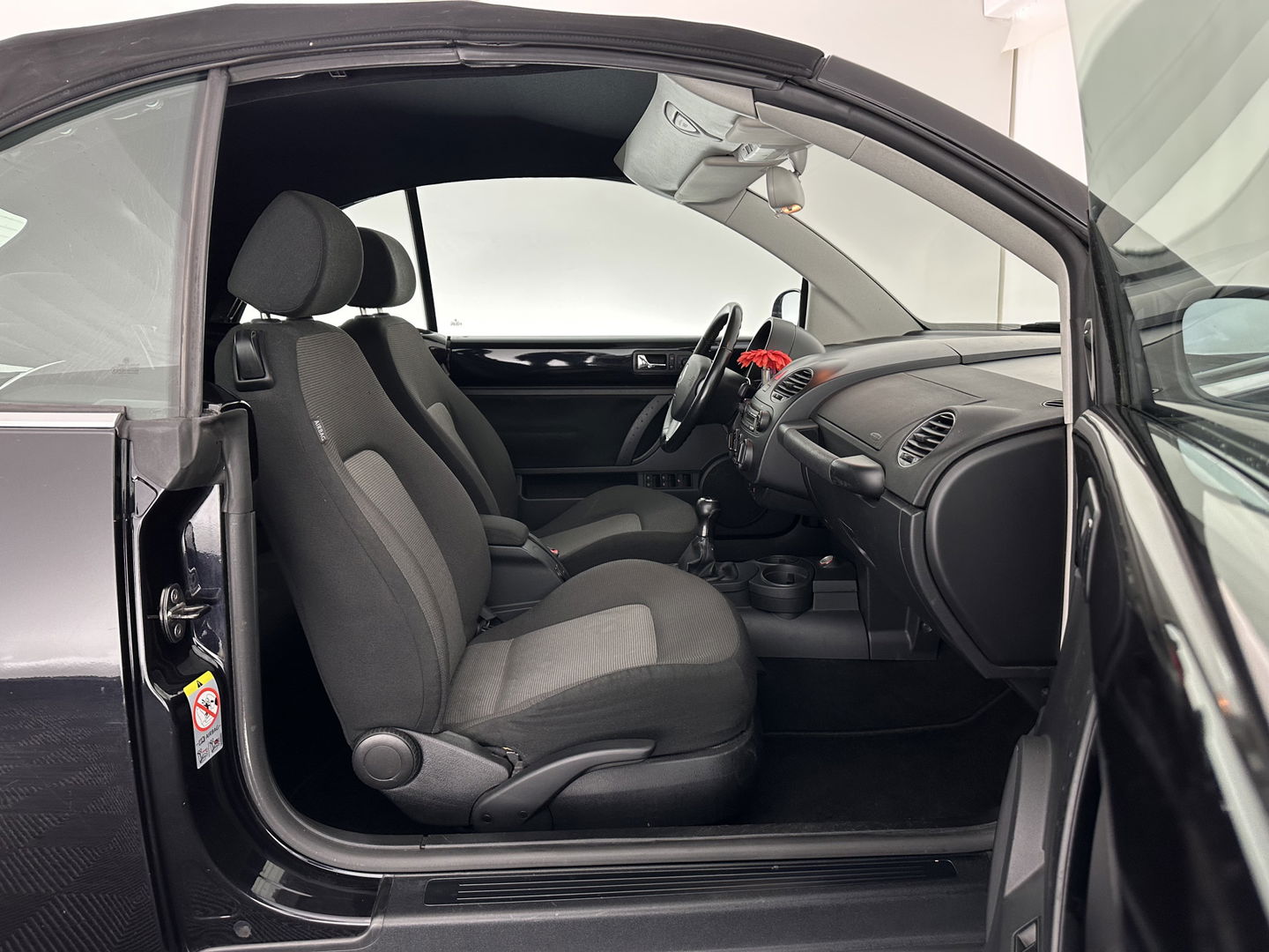 Volkswagen New Beetle Cabriolet 1.6 Highline *AIRCO | CRUISE | COMFORTSEATS | RADIO-CD/MP3 | 17''ALU*