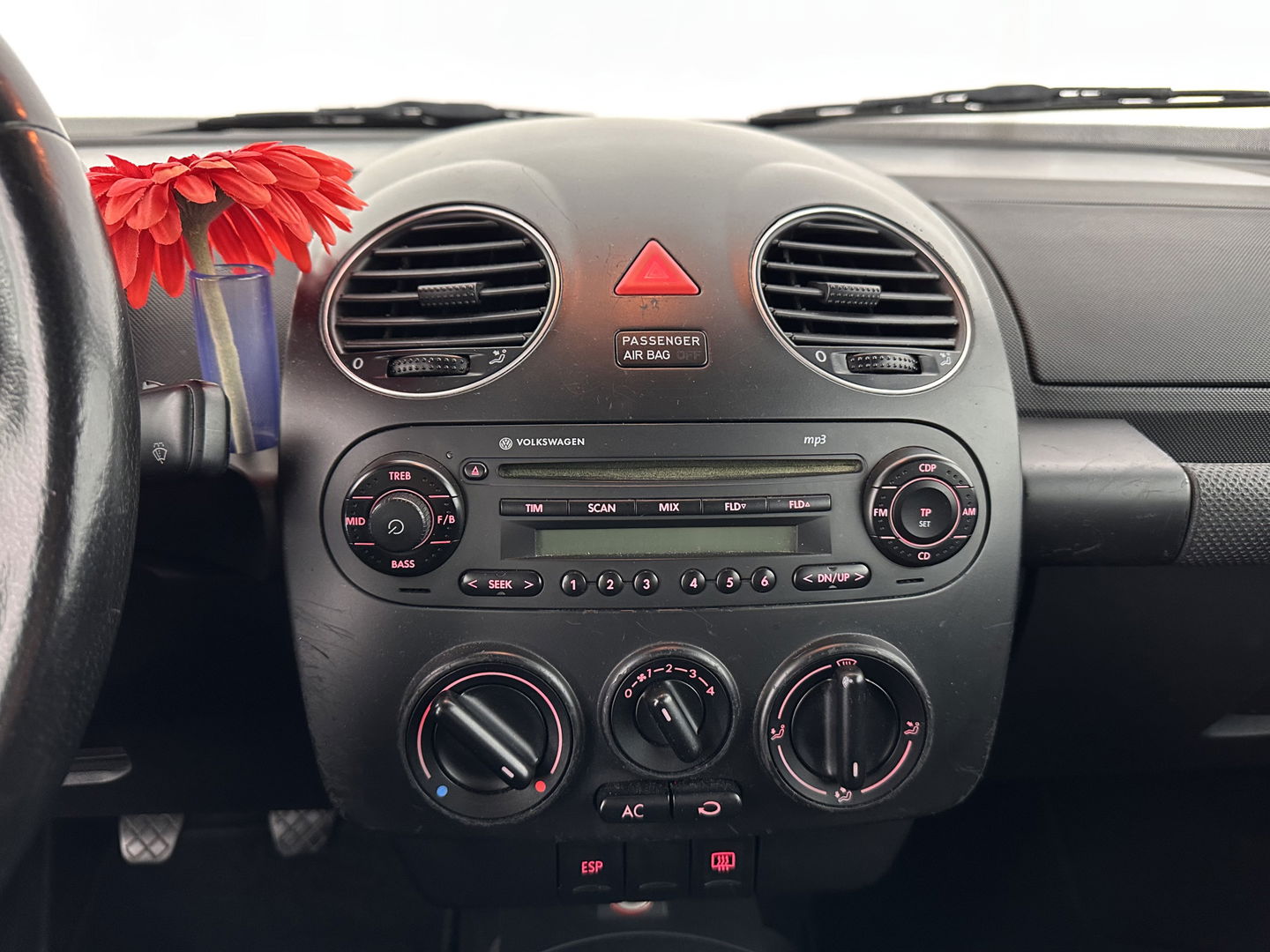 Volkswagen New Beetle Cabriolet 1.6 Highline *AIRCO | CRUISE | COMFORTSEATS | RADIO-CD/MP3 | 17''ALU*