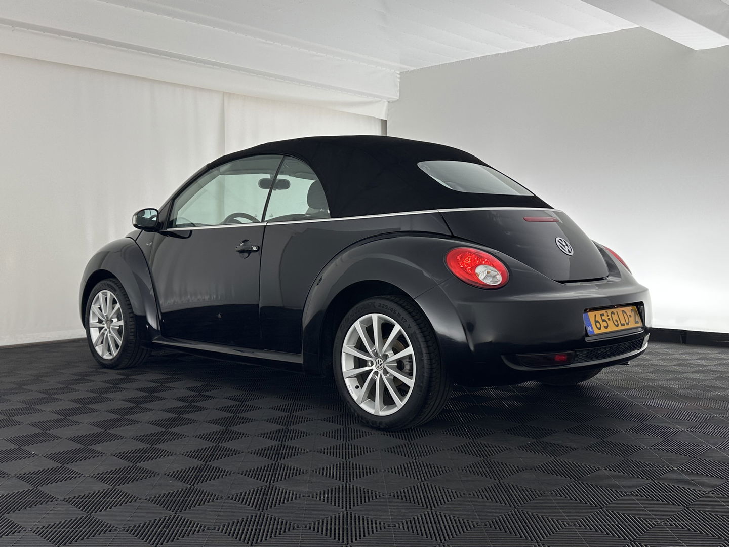 Volkswagen New Beetle Cabriolet 1.6 Highline *AIRCO | CRUISE | COMFORTSEATS | RADIO-CD/MP3 | 17''ALU*