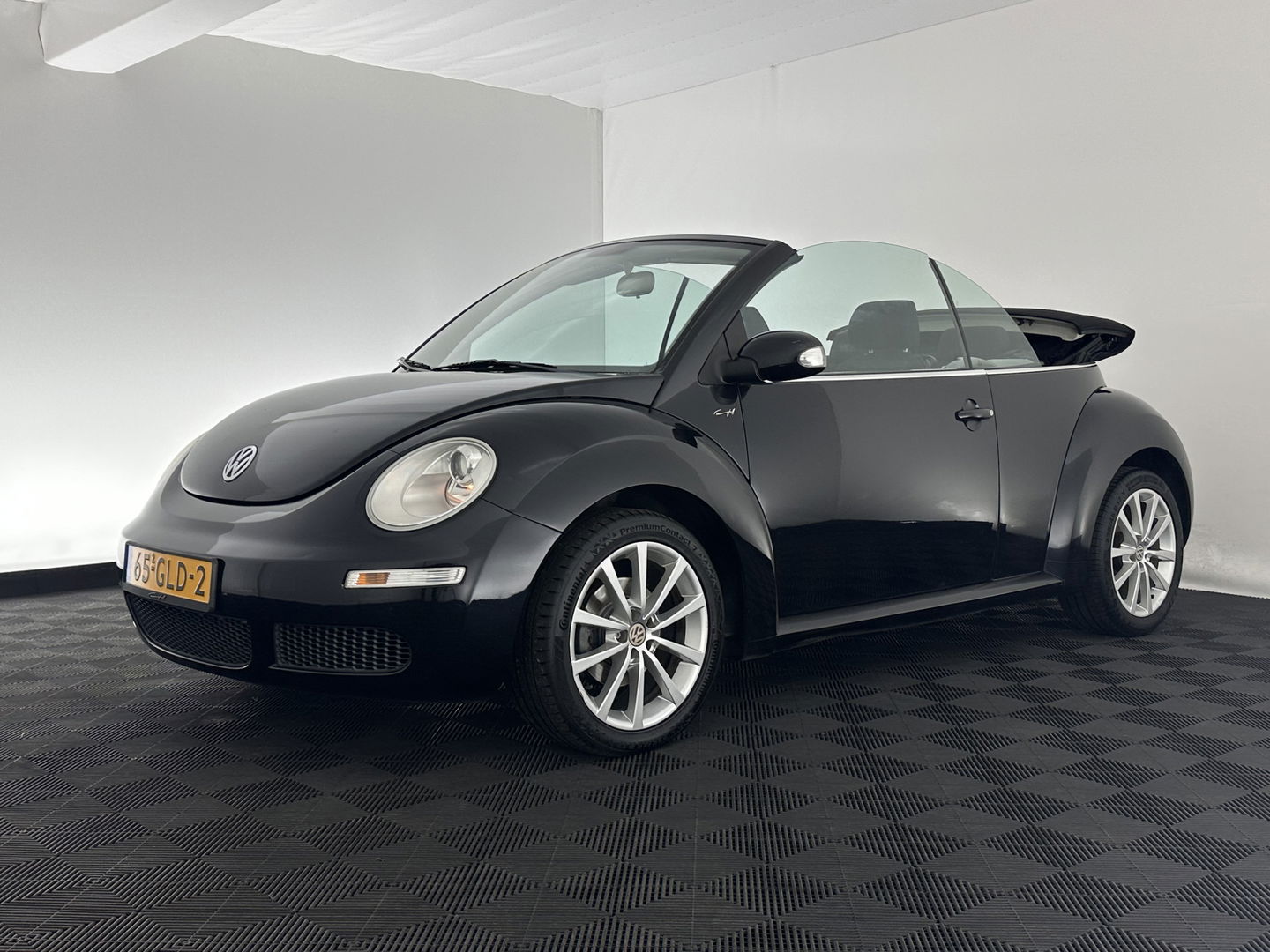 Volkswagen New Beetle Cabriolet 1.6 Highline *AIRCO | CRUISE | COMFORTSEATS | RADIO-CD/MP3 | 17''ALU*