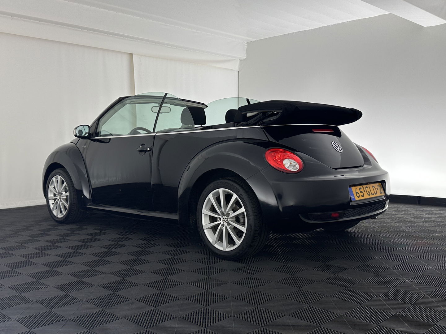 Volkswagen New Beetle Cabriolet 1.6 Highline *AIRCO | CRUISE | COMFORTSEATS | RADIO-CD/MP3 | 17''ALU*