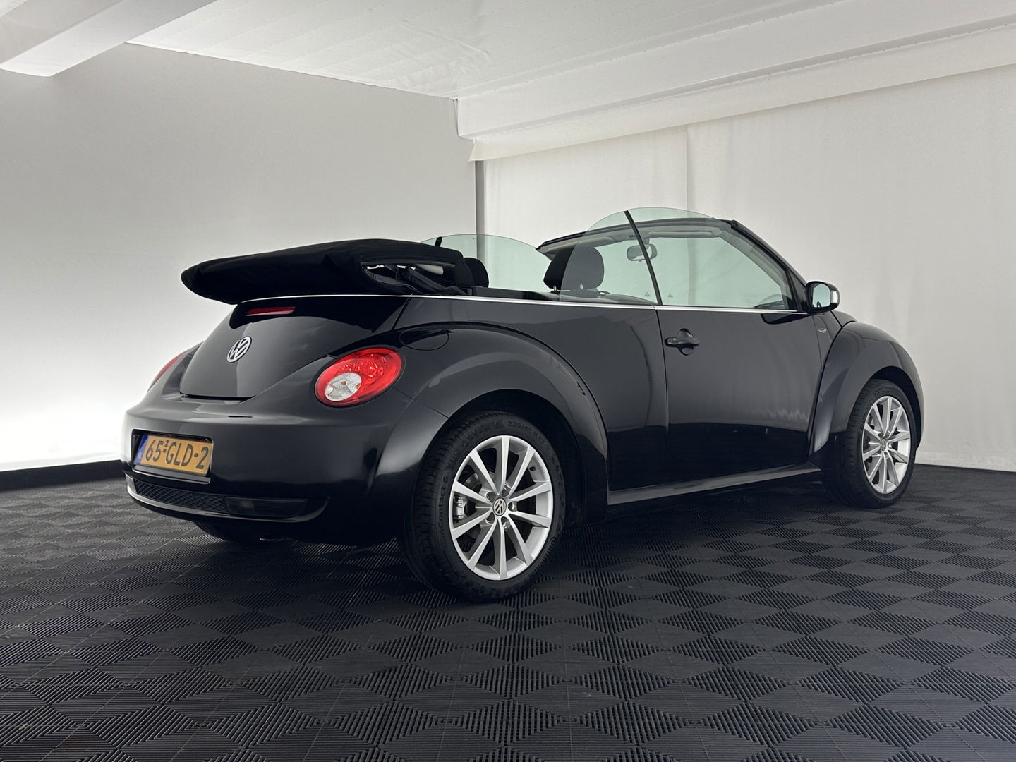 Volkswagen New Beetle Cabriolet 1.6 Highline *AIRCO | CRUISE | COMFORTSEATS | RADIO-CD/MP3 | 17''ALU*