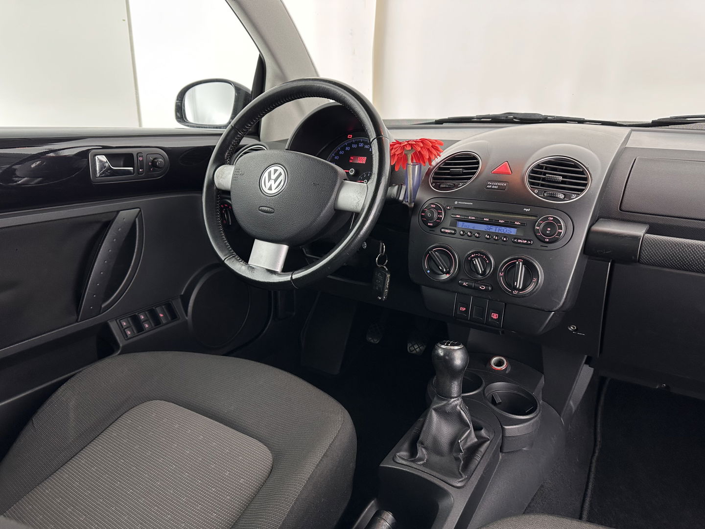 Volkswagen New Beetle Cabriolet 1.6 Highline *AIRCO | CRUISE | COMFORTSEATS | RADIO-CD/MP3 | 17''ALU*