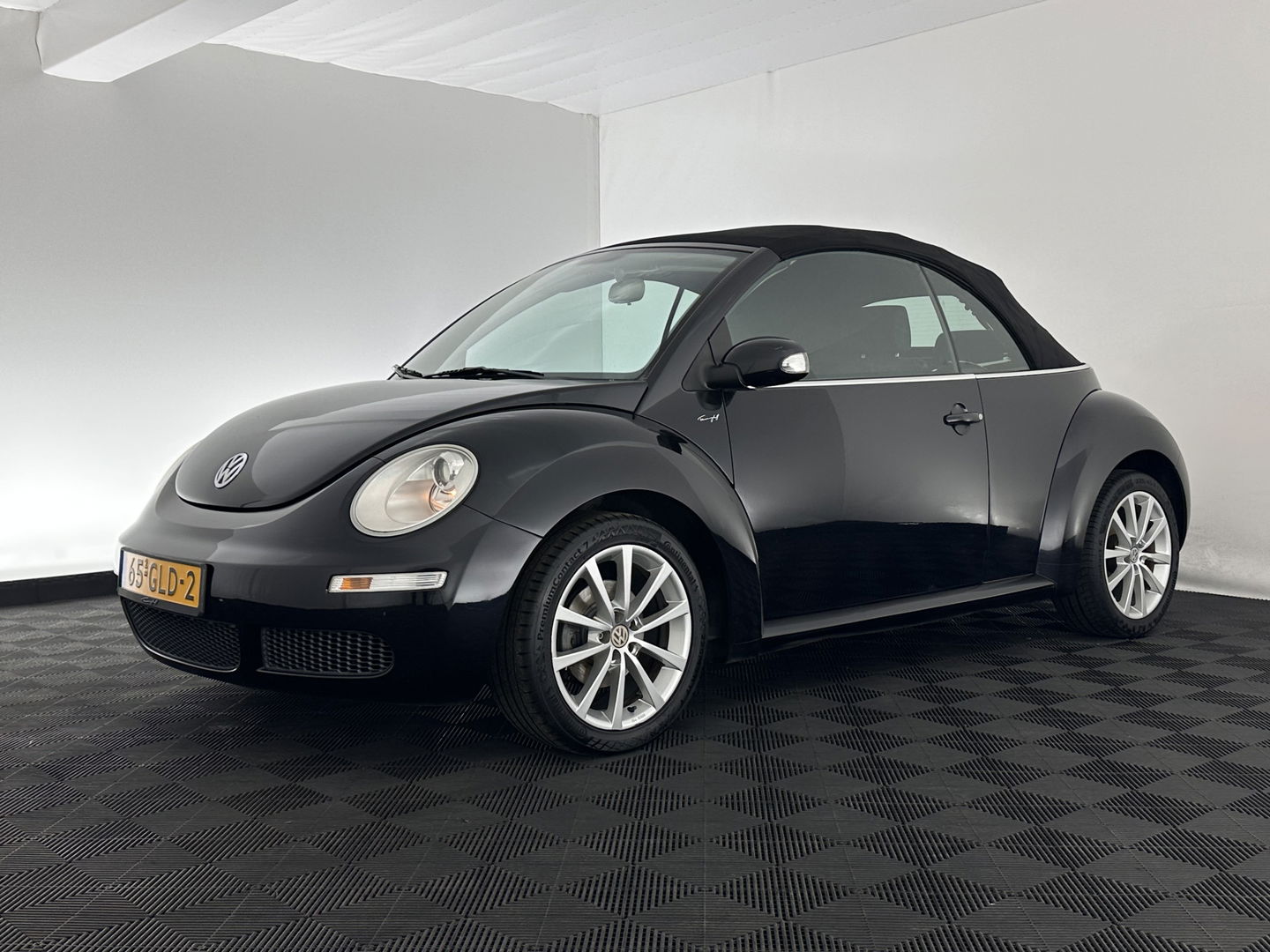 Volkswagen New Beetle Cabriolet 1.6 Highline *AIRCO | CRUISE | COMFORTSEATS | RADIO-CD/MP3 | 17''ALU*