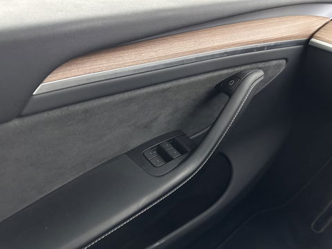 Tesla Model Y RWD 58 kWh [ 3-Fase ] {SOH-93%} (INCL.BTW) Aut. *PANO | AUTO-PILOT | LEATHER | NAVI-FULLMAP | MATRIX-LED | KEYLESS | CAMERA | DAB+ | HEATED-COMFORTSEATS | PRIVACYGLASS | TOPVIEW | 19''ALU*