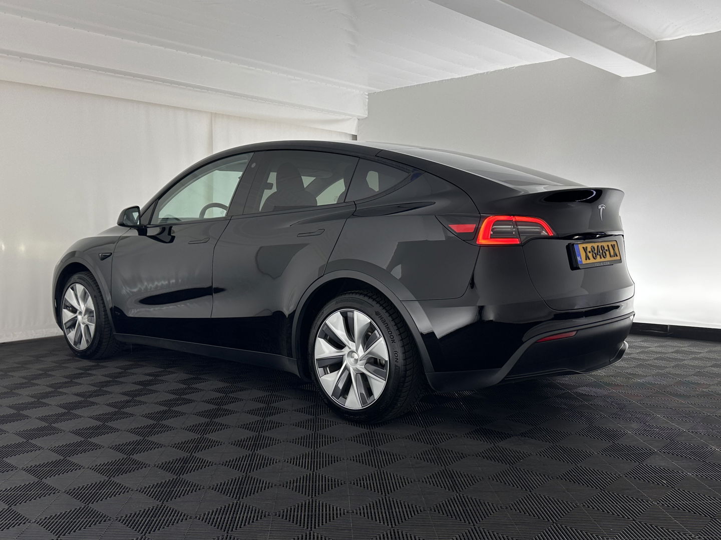 Tesla Model Y RWD 58 kWh [ 3-Fase ] {SOH-93%} (INCL.BTW) Aut. *PANO | AUTO-PILOT | LEATHER | NAVI-FULLMAP | MATRIX-LED | KEYLESS | CAMERA | DAB+ | HEATED-COMFORTSEATS | PRIVACYGLASS | TOPVIEW | 19''ALU*