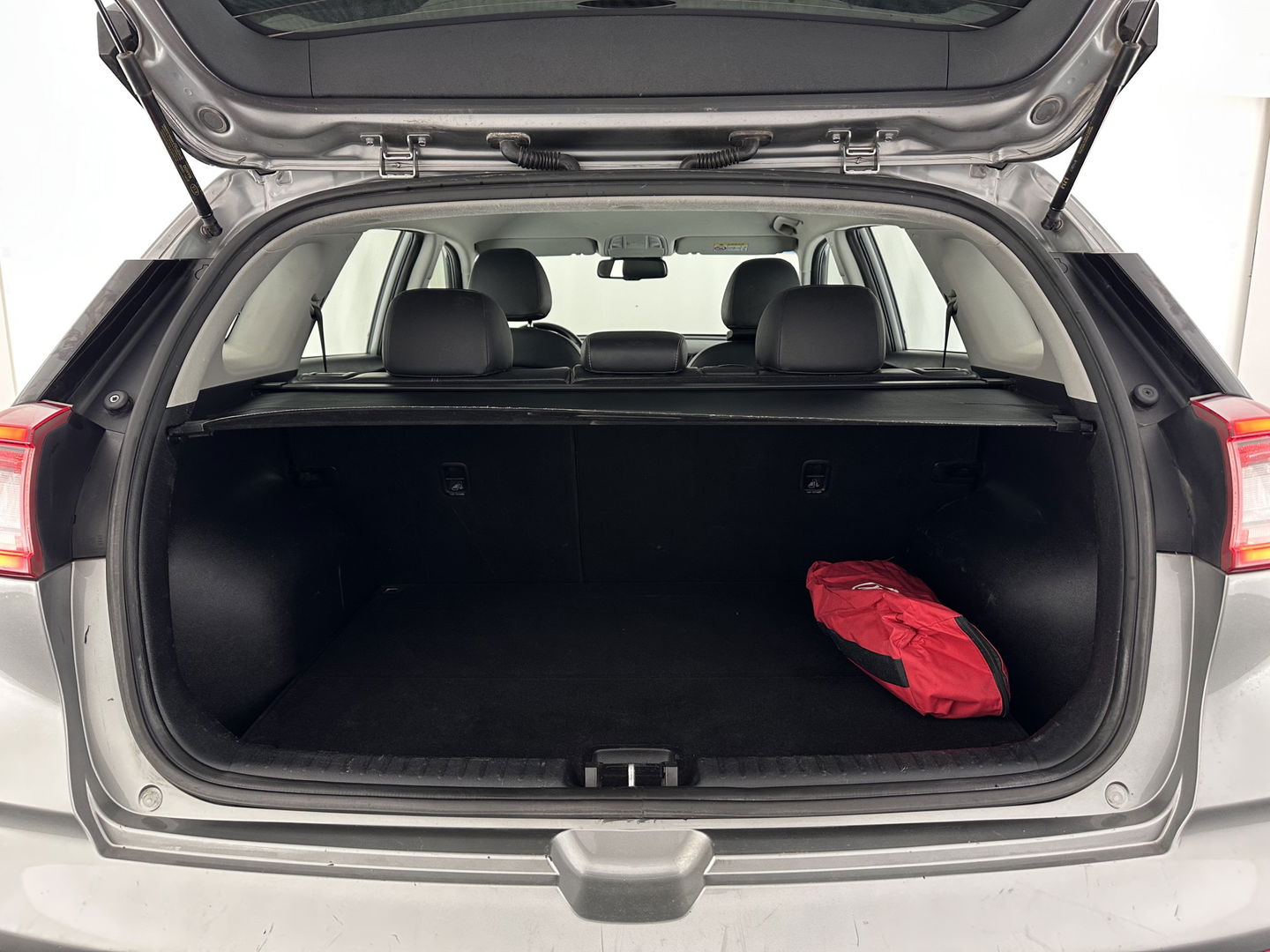 Kia Niro 1.6 GDi Hybrid ExecutiveLine (INCL.BTW) Aut. *LEATHER-FABRIC | NAVI-FULLMAP | KEYLESS | CAMERA | COMFORT-SEATS | DIGI-COCKPIT | LANE-ASSIST | ECC | CARPLAY | PDC | TOWBAR | 16''ALU*