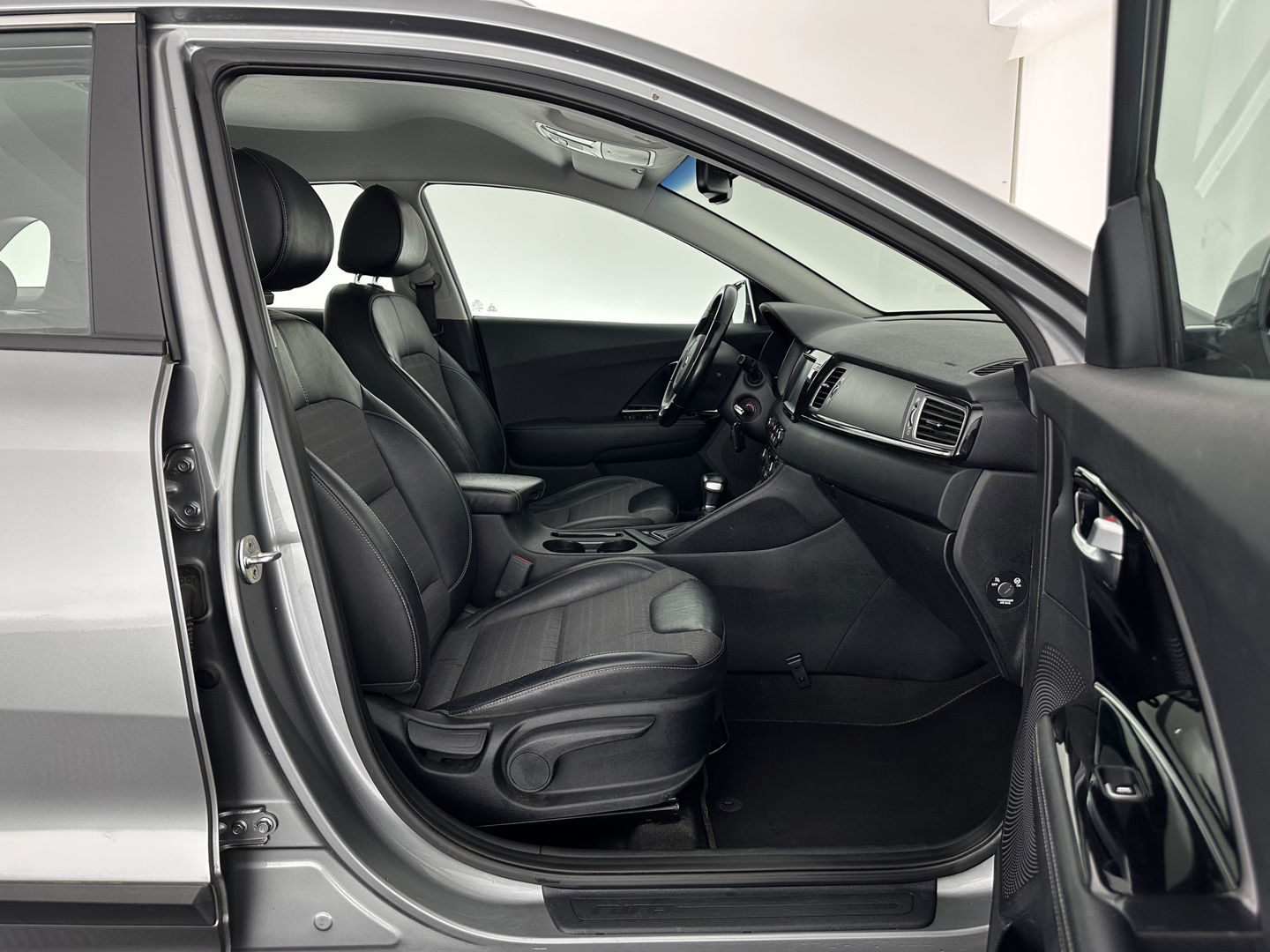 Kia Niro 1.6 GDi Hybrid ExecutiveLine (INCL.BTW) Aut. *LEATHER-FABRIC | NAVI-FULLMAP | KEYLESS | CAMERA | COMFORT-SEATS | DIGI-COCKPIT | LANE-ASSIST | ECC | CARPLAY | PDC | TOWBAR | 16''ALU*