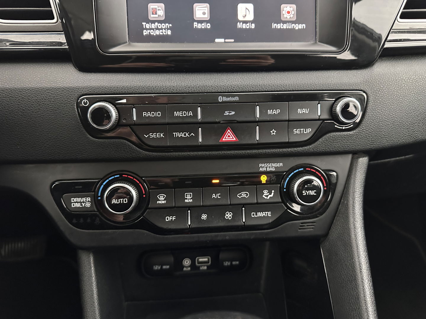 Kia Niro 1.6 GDi Hybrid ExecutiveLine (INCL.BTW) Aut. *LEATHER-FABRIC | NAVI-FULLMAP | KEYLESS | CAMERA | COMFORT-SEATS | DIGI-COCKPIT | LANE-ASSIST | ECC | CARPLAY | PDC | TOWBAR | 16''ALU*