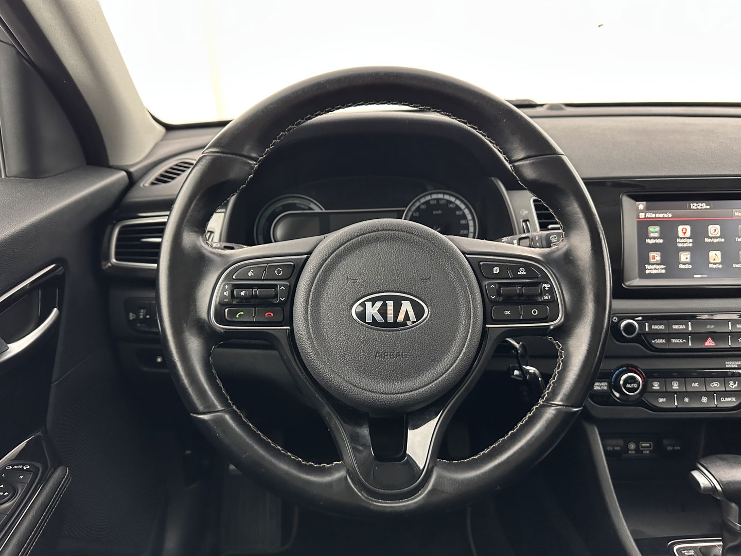 Kia Niro 1.6 GDi Hybrid ExecutiveLine (INCL.BTW) Aut. *LEATHER-FABRIC | NAVI-FULLMAP | KEYLESS | CAMERA | COMFORT-SEATS | DIGI-COCKPIT | LANE-ASSIST | ECC | CARPLAY | PDC | TOWBAR | 16''ALU*