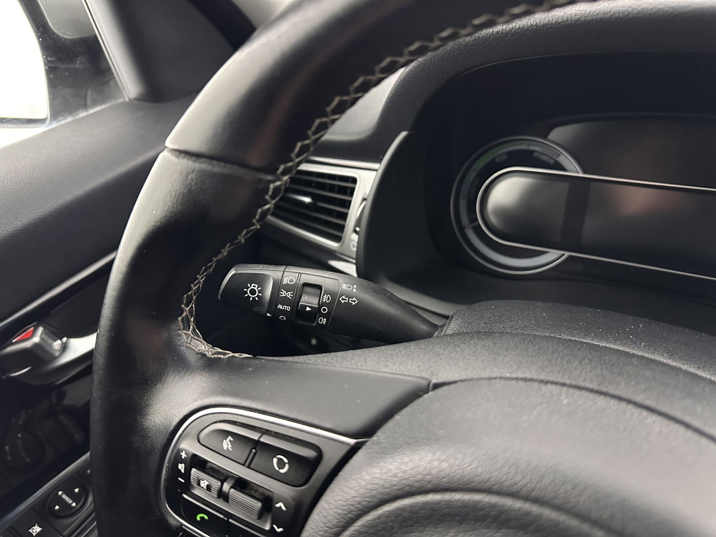 Kia Niro 1.6 GDi Hybrid ExecutiveLine (INCL.BTW) Aut. *LEATHER-FABRIC | NAVI-FULLMAP | KEYLESS | CAMERA | COMFORT-SEATS | DIGI-COCKPIT | LANE-ASSIST | ECC | CARPLAY | PDC | TOWBAR | 16''ALU*