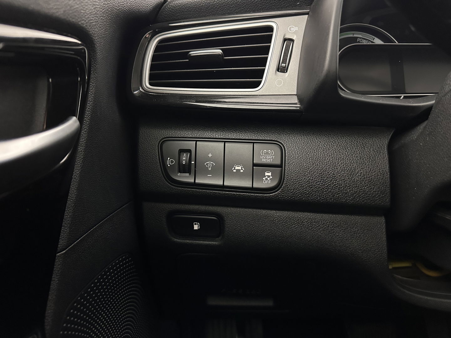 Kia Niro 1.6 GDi Hybrid ExecutiveLine (INCL.BTW) Aut. *LEATHER-FABRIC | NAVI-FULLMAP | KEYLESS | CAMERA | COMFORT-SEATS | DIGI-COCKPIT | LANE-ASSIST | ECC | CARPLAY | PDC | TOWBAR | 16''ALU*