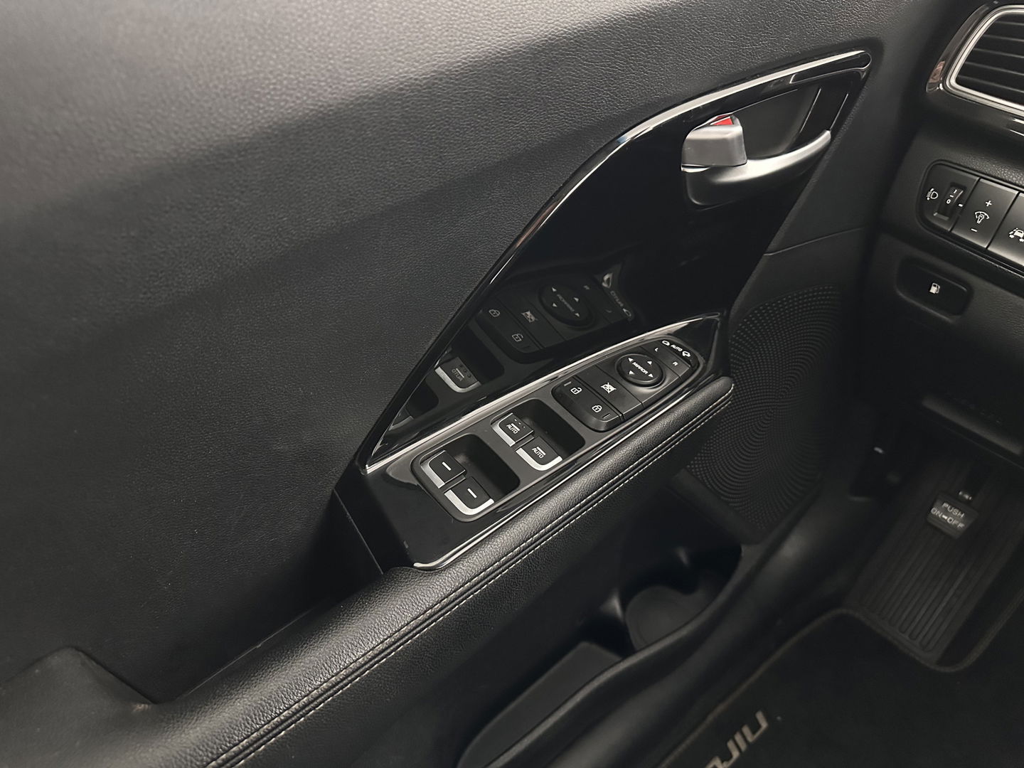 Kia Niro 1.6 GDi Hybrid ExecutiveLine (INCL.BTW) Aut. *LEATHER-FABRIC | NAVI-FULLMAP | KEYLESS | CAMERA | COMFORT-SEATS | DIGI-COCKPIT | LANE-ASSIST | ECC | CARPLAY | PDC | TOWBAR | 16''ALU*