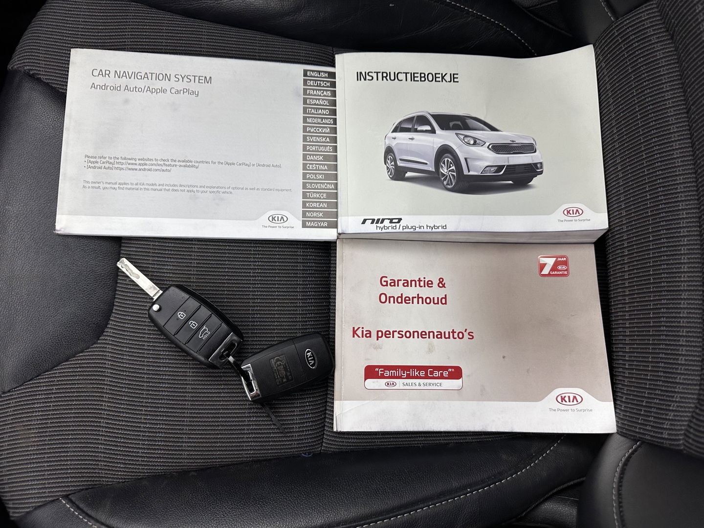 Kia Niro 1.6 GDi Hybrid ExecutiveLine (INCL.BTW) Aut. *LEATHER-FABRIC | NAVI-FULLMAP | KEYLESS | CAMERA | COMFORT-SEATS | DIGI-COCKPIT | LANE-ASSIST | ECC | CARPLAY | PDC | TOWBAR | 16''ALU*