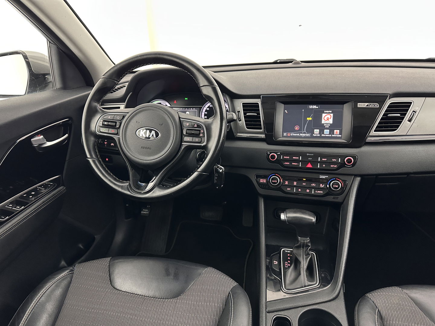 Kia Niro 1.6 GDi Hybrid ExecutiveLine (INCL.BTW) Aut. *LEATHER-FABRIC | NAVI-FULLMAP | KEYLESS | CAMERA | COMFORT-SEATS | DIGI-COCKPIT | LANE-ASSIST | ECC | CARPLAY | PDC | TOWBAR | 16''ALU*