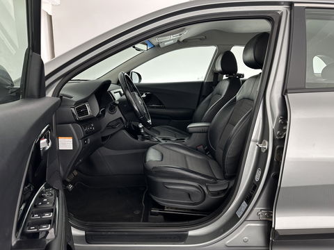 Kia Niro 1.6 GDi Hybrid ExecutiveLine (INCL.BTW) Aut. *LEATHER-FABRIC | NAVI-FULLMAP | KEYLESS | CAMERA | COMFORT-SEATS | DIGI-COCKPIT | LANE-ASSIST | ECC | CARPLAY | PDC | TOWBAR | 16''ALU*